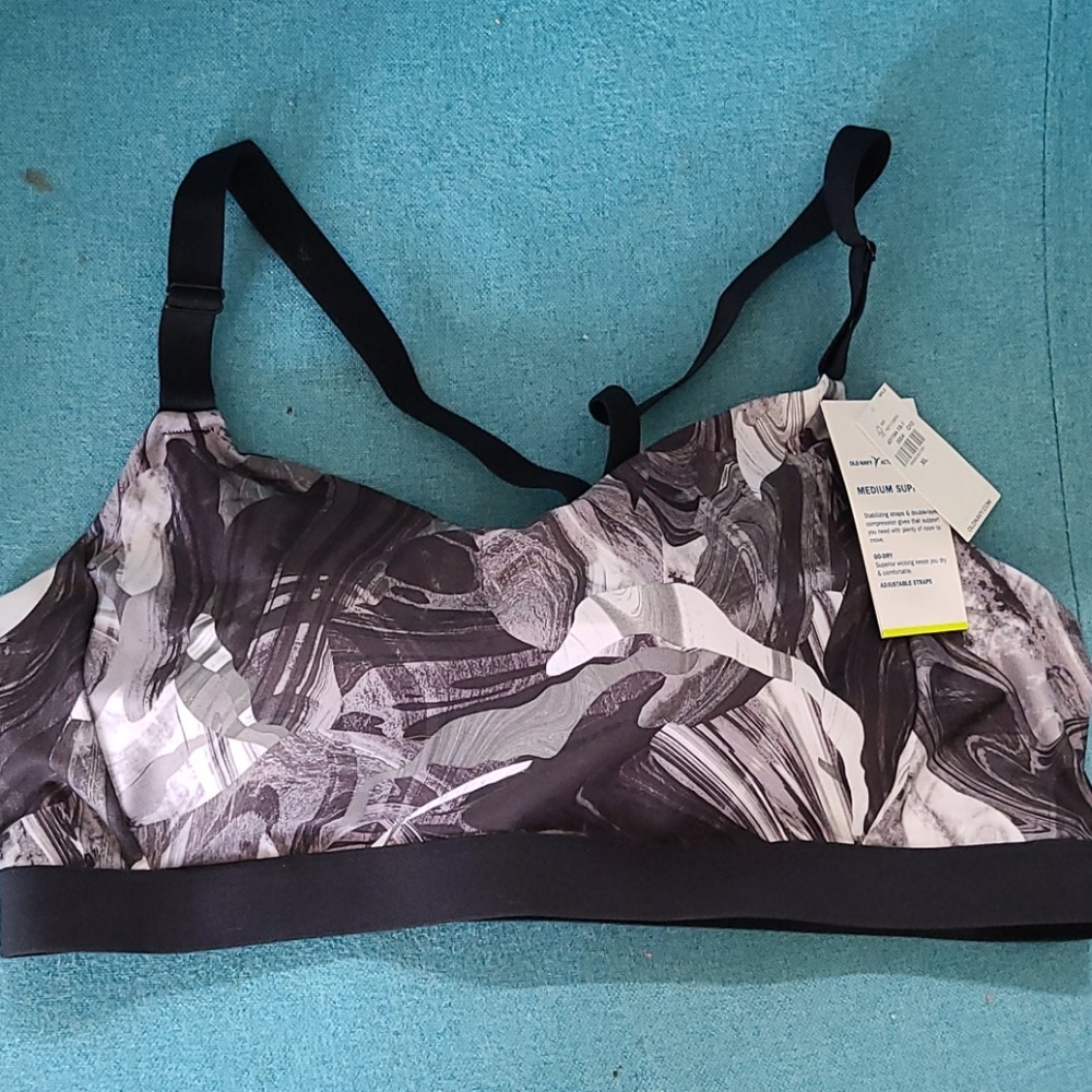 Marble black and white sports bra